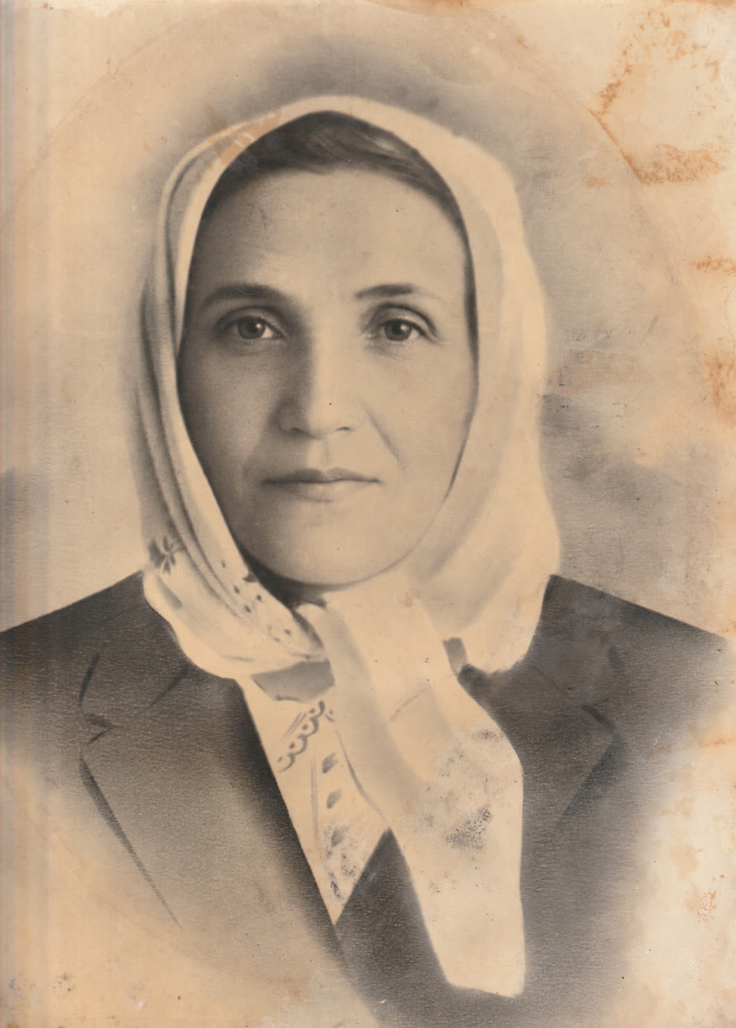 Вицвіла стара картка — портрет жінки в хустці
